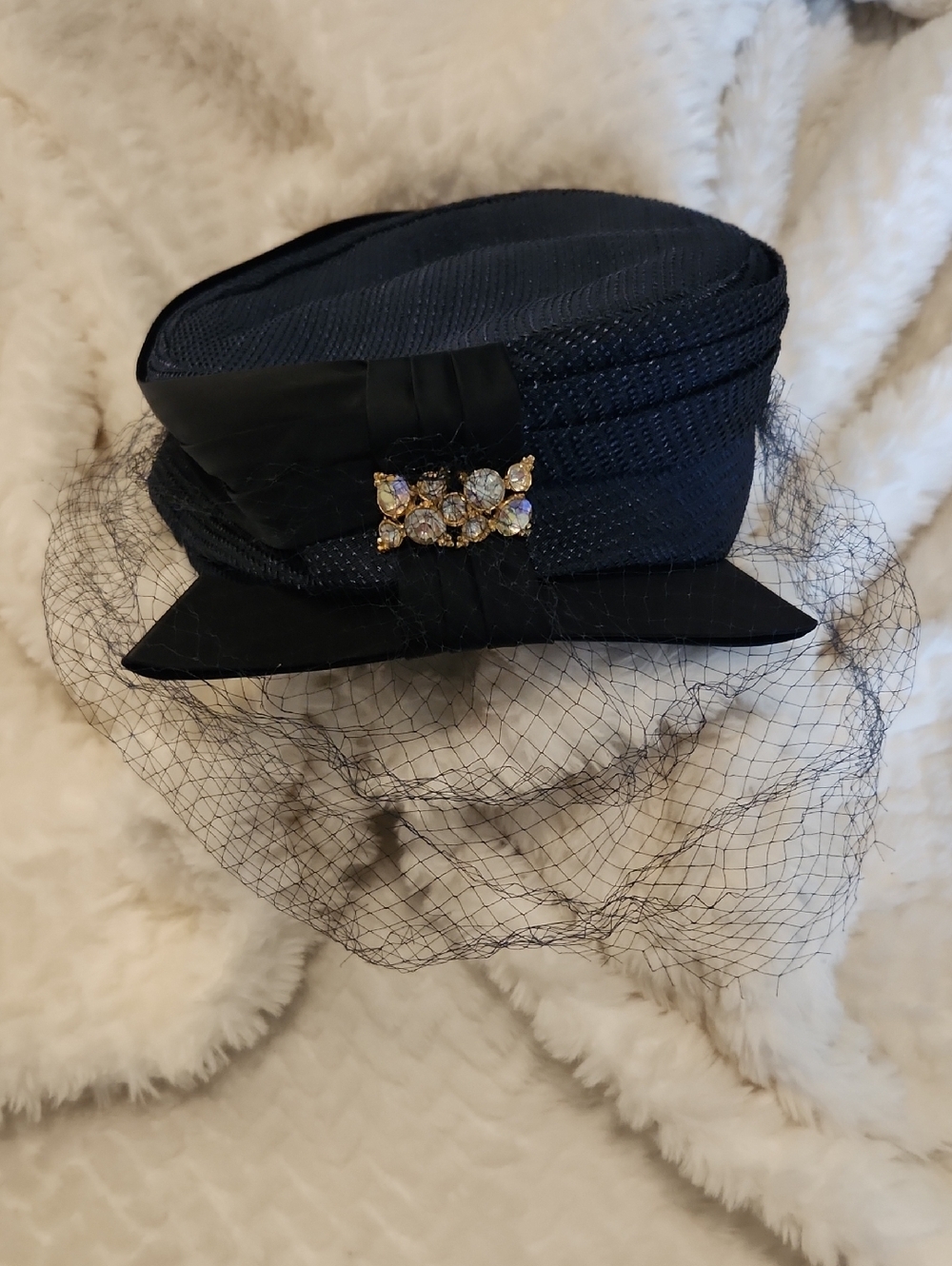 Elegant Vintage Navy Blue Women's Veiled Hat with Decorative Brooch 1950s